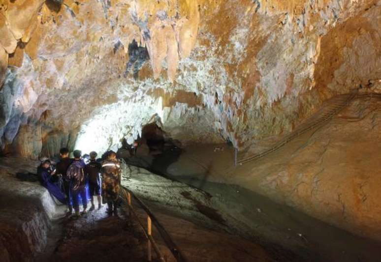 Mergulhador morre durante resgate em caverna na Tailândia