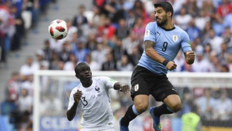 Suárez ficou sumido em campo contra a França (Foto: MARTIN BERNETTI / AFP)