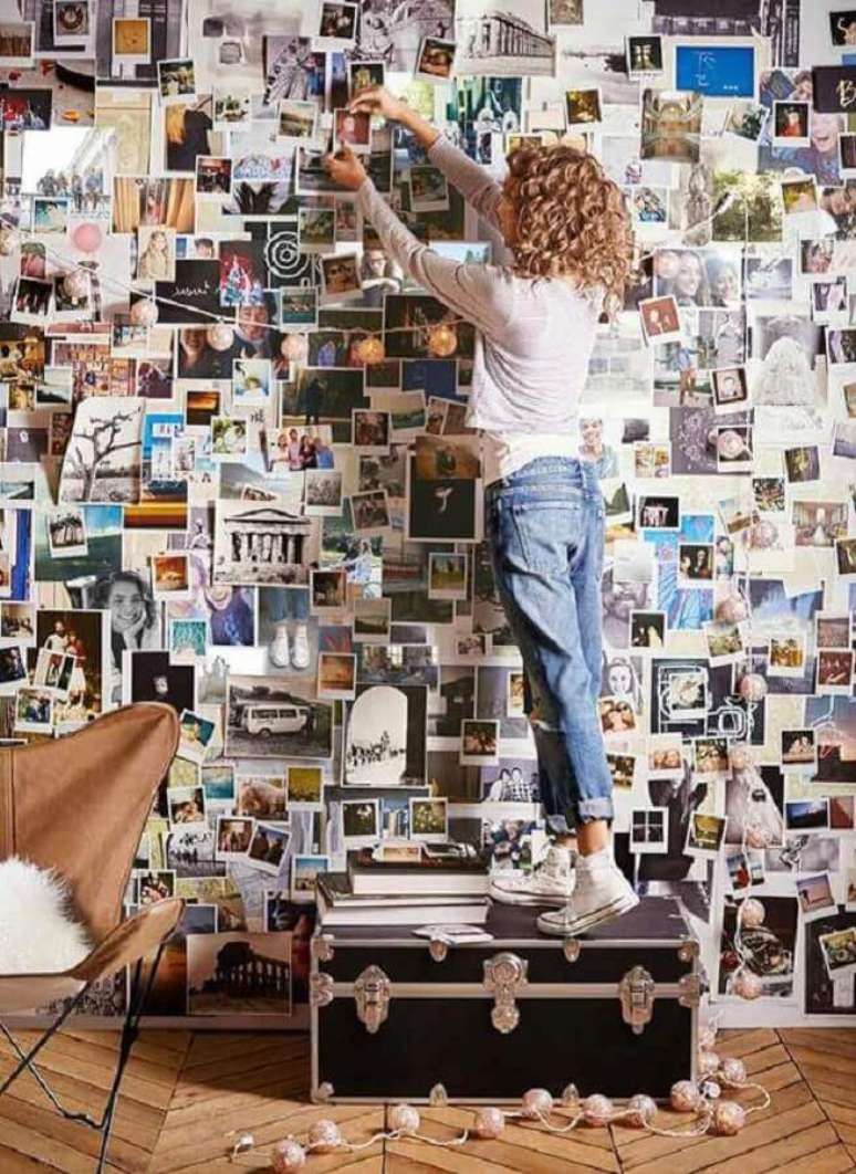 15. Que tal transformar uma parede em um grande mural de fotos?