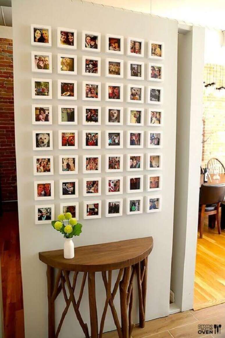 18. Decora&ccedil;&atilde;o com mural de fotos na parede com molduras brancas