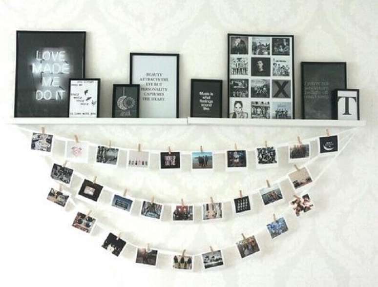 22. Decora&ccedil;&atilde;o com painel de fotos e prateleira com quadros