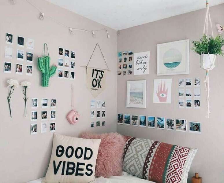 23. A decora&ccedil;&atilde;o com mural de fotos para quarto tamb&eacute;m pode ser incrementada com plaquinhas decorativas e outros objetos