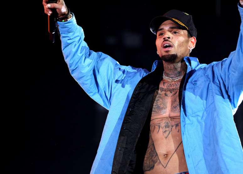 Chris Brown é detido nos EUA após agredir fotógrado em boate 