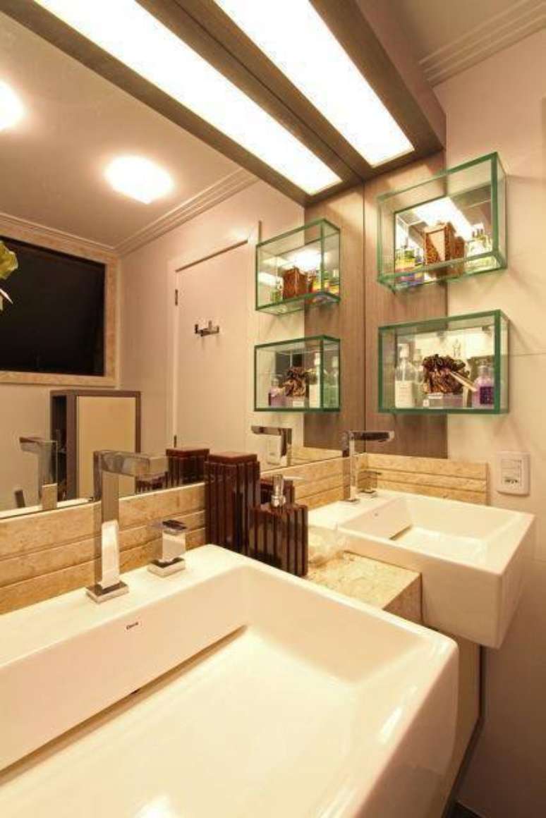 2. Em banheiros pequenos, você pode colocar nichos de vidro para ampliar o espaço