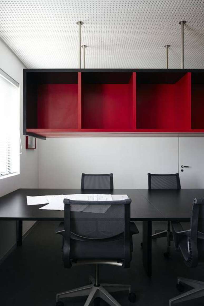 34. Em salas de reuniões e escritórios, utilizar nichos é uma excelente maneira para manter a organização
