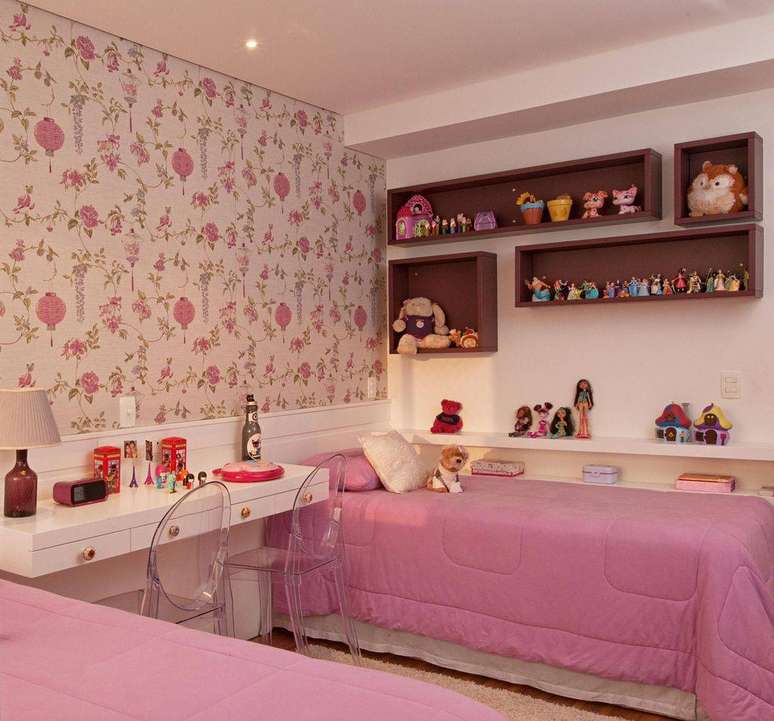 21. Decora&ccedil;&atilde;o linda e delicada com papel de parede e nichos para quarto de menina