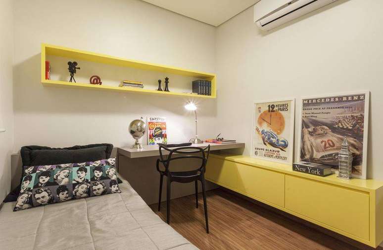 22. Nicho para quarto de solteiro com decoração neutra e nicho combinando com o móvel amarelo