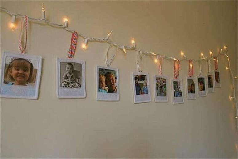 47. Decora&ccedil;&atilde;o com painel de fotos feito com pisca pisca