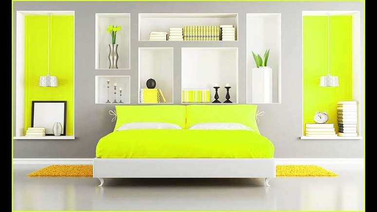 48. Decoração em tons de cinza e amarelo para quarto com nichos embutidos na parede