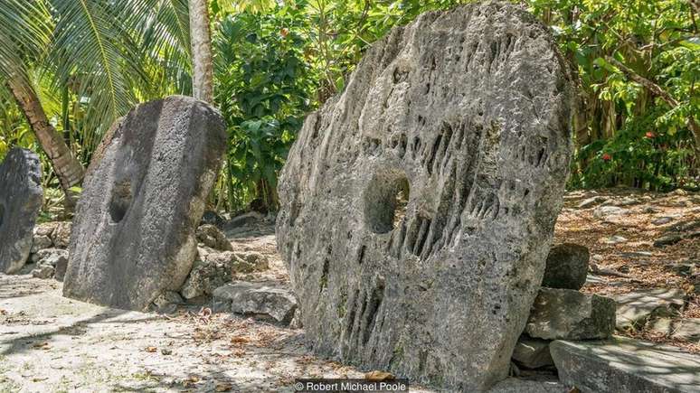 Centenas de moedas de pedra gigantes estão espalhadas pela ilha de Yap | Foto: Robert Michael Poole