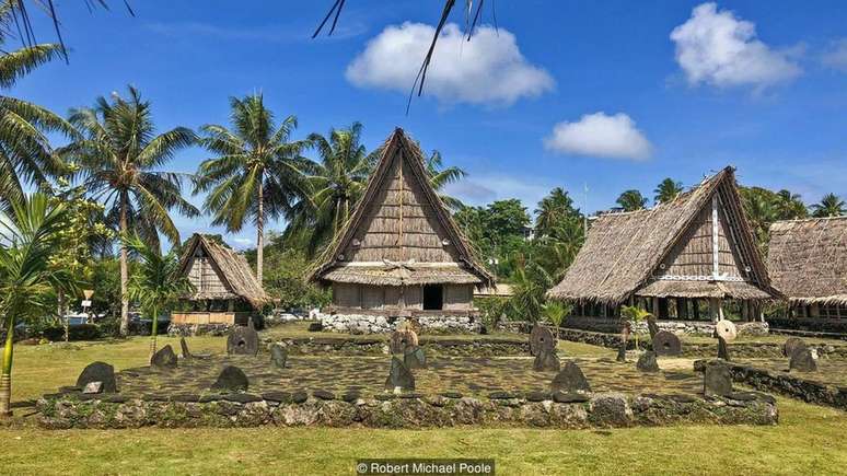 Cada aldeia tem um banco de moedas de pedra - algumas s&atilde;o pesadas demais para serem transportadas | Foto: Robert Michael Poole