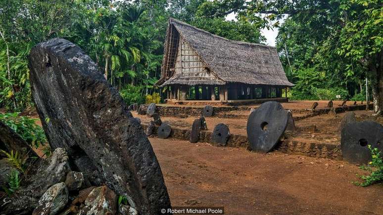 N&atilde;o importa onde est&atilde;o localizadas, os yapeses sabem de quem &eacute; cada pedra | Foto: Robert Michael Poole