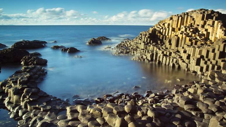 Na Irlanda do Norte havia v&aacute;rias lendas sobre os gigantes. a quem eram atribu&iacute;dos alguns aspectos da paisagem; um deles &eacute; o "Giant's Causeway"