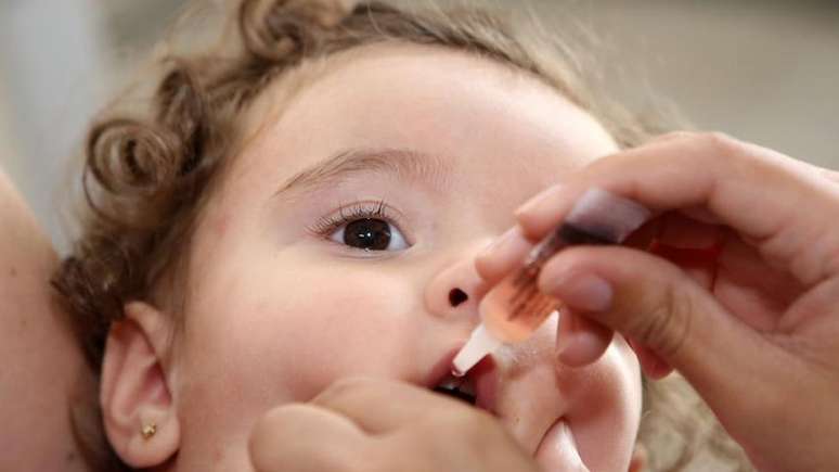São duas as vacinas que previnem a poliomielite: a VOP, Vacina Oral Poliomelite, aplicada via oral aos 2, 4 e 6 meses de vida, com reforços entre 15 e 18 meses