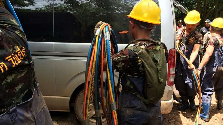 A equipe de resgate ainda não conseguiu instalar cabos de linha telefônica na caverna, que poderiam facilitar a comunicação das crianças com seus pais