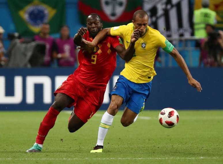 Belga Romelu Lukaku disputa bola com zagueiro brasileiro Miranda durante partida da Copa do Mundo
06/07/2018 REUTERS/Sergio Perez