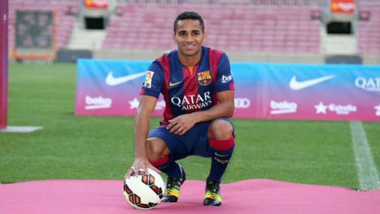 Douglas assinou com o Barcelona em 2014 (Foto: Divulgação/Barcelona)