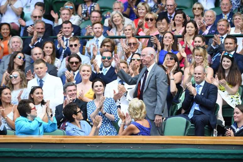 Charlton é visto na arquibancada da quadra central de Wimbledon (Foto: Reprodução)