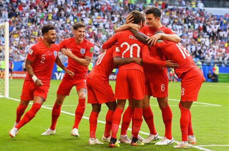 Jogadores da Inglaterra festejam gol contra Suécia