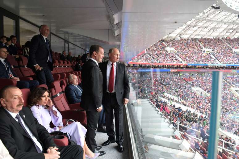 O presidente russo, Vladimir Putin, e o primeiro-ministro, Dmitry Medvedev, assistem à abertura da Copa