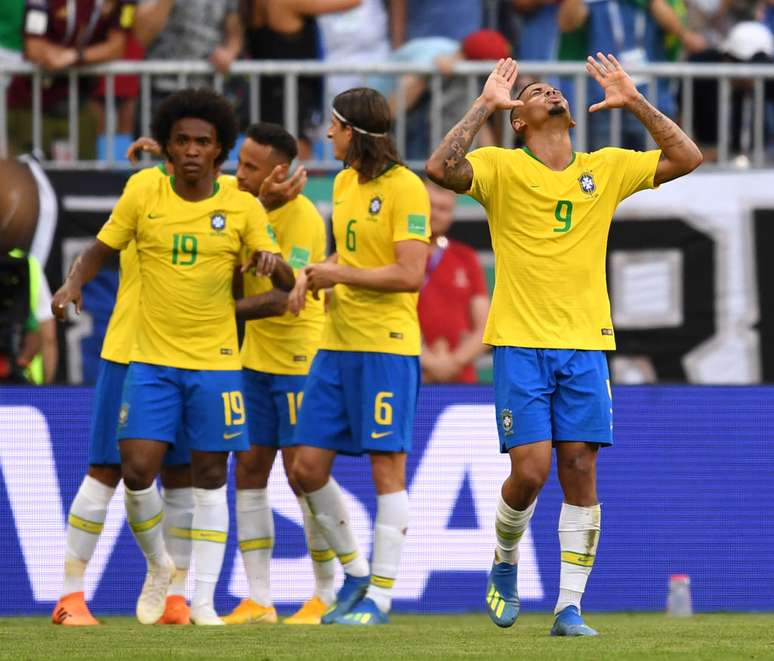 Jogadores comemoram gol contra o México