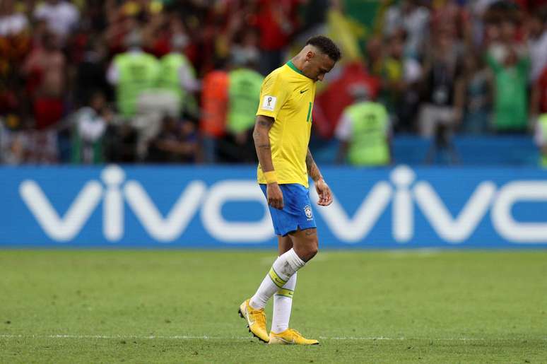 Neymar caminha em campo, abatido após a derrota para Bélgica