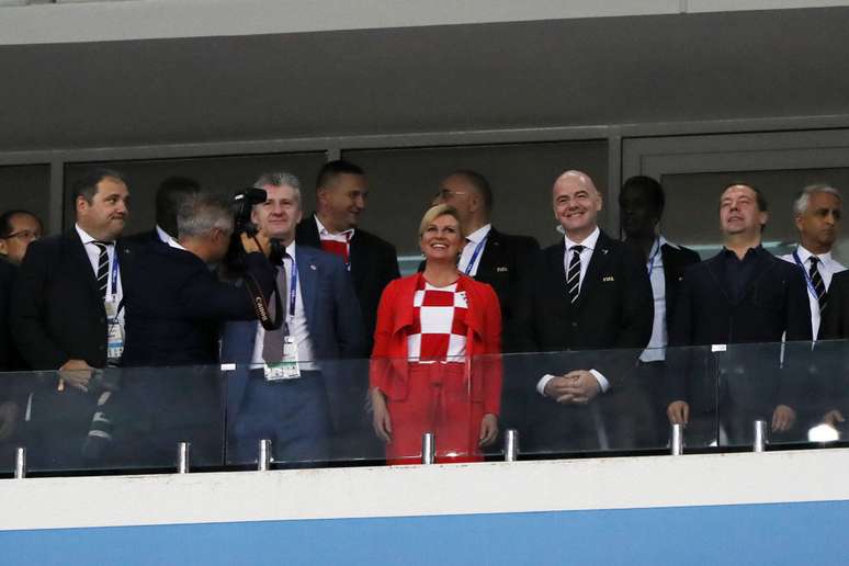 Presidente da Croácia Kolinda Grabar-Kitarovic (centro) e o presidente da Fifa Gianni Infantino antes da execução do protocolo