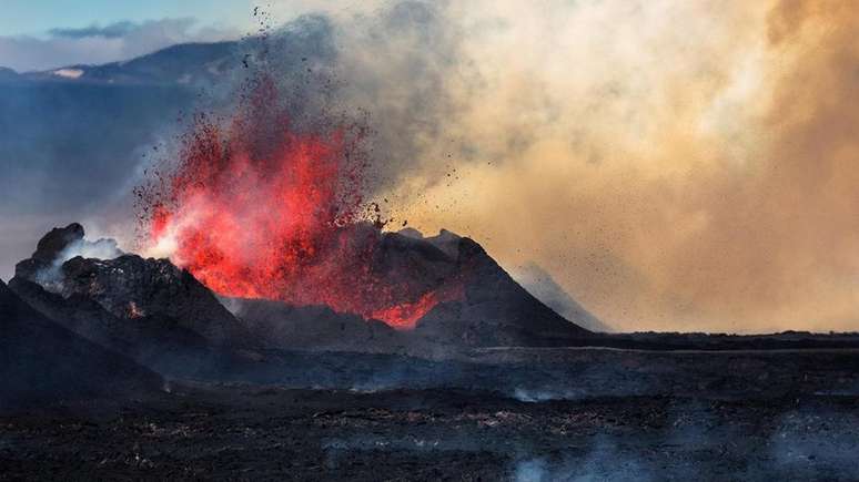 A Islândia está na divisa entre duas placas tectônicas (Norte-americana e Europeia), cujos movimentos provocam erupções vulcânicas e terremotos