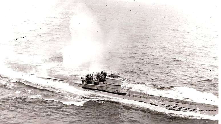 Essa imagem feita por americanos mostra o submarino alemão U-966 Gut Holz no dia 10 de novembro de 1943