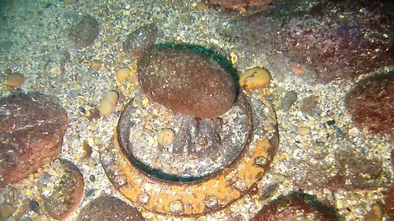 O mergulhador Eduardo Losada fotografou restos do submarino no fundo do mar, na costa da Espanha