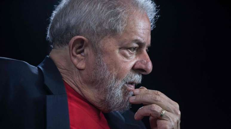 Ex-presidente pode sair de prisão em Curitiba ainda neste domingo