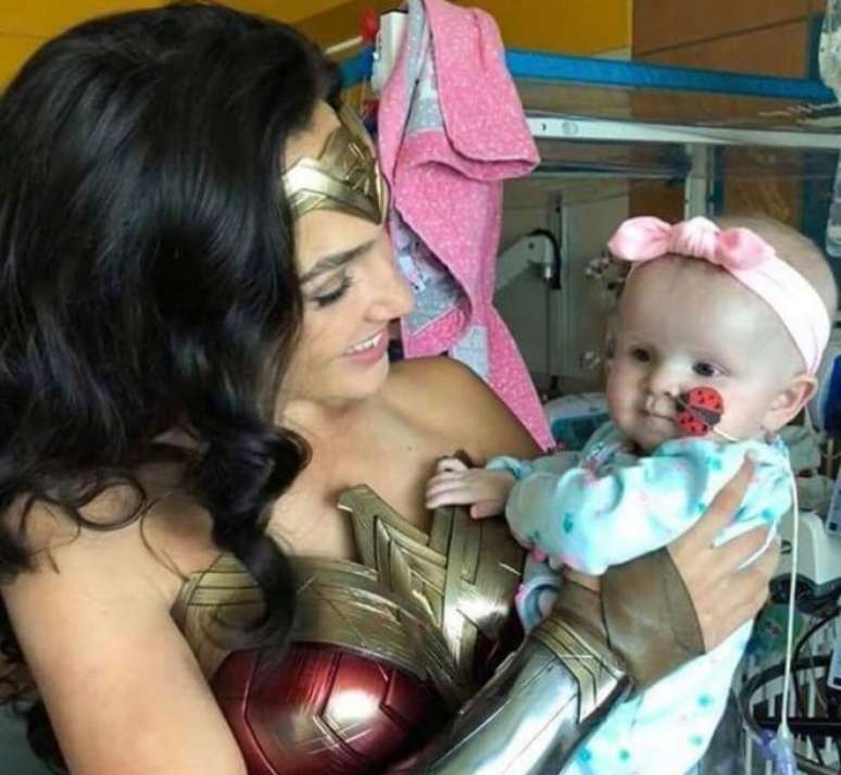 A atriz Gal Gadot durante visita ao hospital infantil Inova Children's, na Vigínia, nos Estado Unidos. 