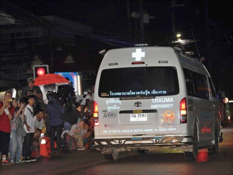 Ambulância com jovem tirado de caverna chega a hospital