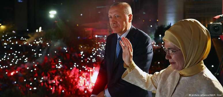 Erdogan com sua mulher, Emine: governante cada vez mais nacionalista e autoritário