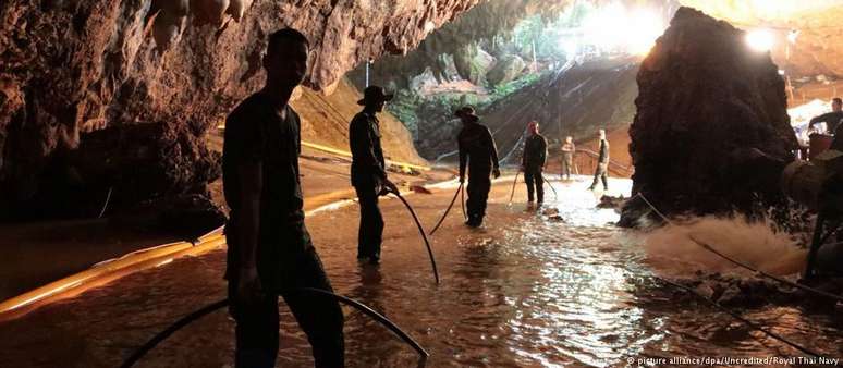 Água continua a ser bombeada para fora das cavernas