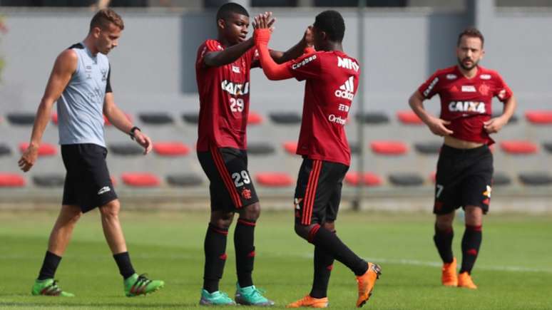 Lincoln e Marlos comemoram um dos gols no jogo-treino de sábado (Foto: Gilvan de Souza/Flamengo)