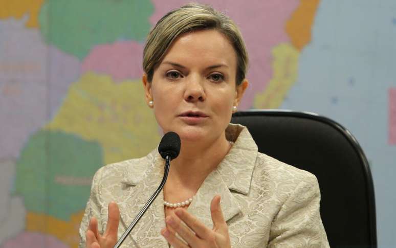 Gleisi Hoffmann comenta decisão de soltura de ex-presidente Lula 
