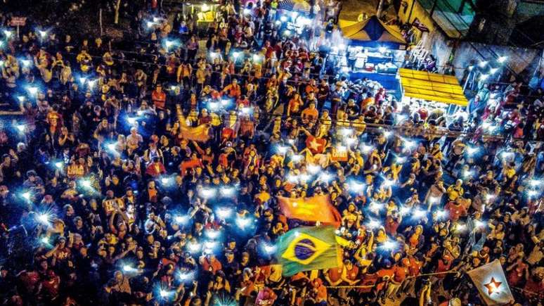Petistas em vigília em frente à Polícia Federal em Curitiba