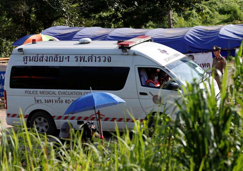 Ambul&acirc;ncia deixa complexo de cavernas de Tham Luang em Chiang Rai, na Tail&acirc;ndia 09/07/2018 REUTERS/Soe Zeya Tun