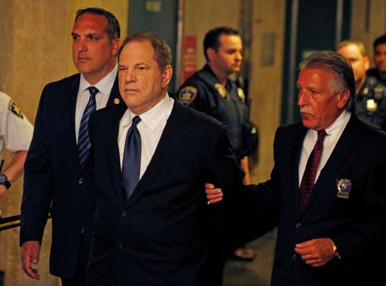 Produtor de cinema Harvey Weinstein é escoltado por policiais a tribunal em Manhattan, Nova York 09/07/2018 REUTERS/Brendan McDermid