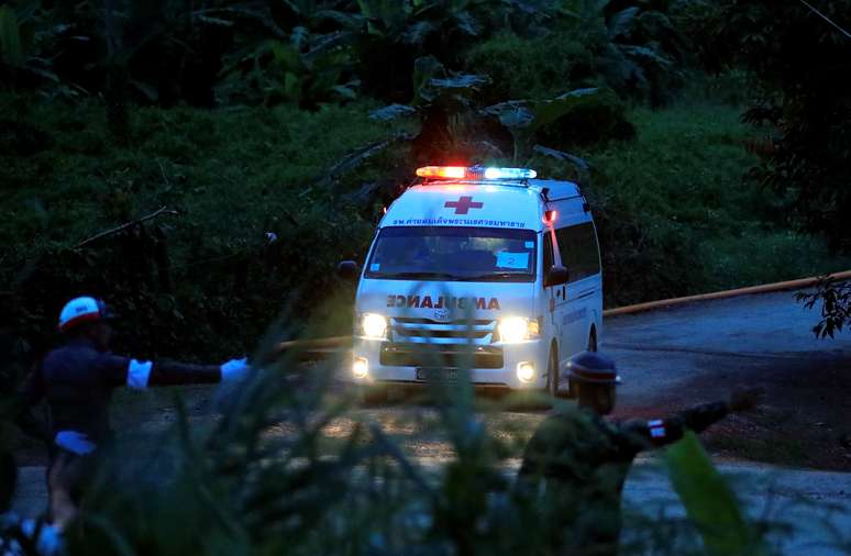 Ambulância deixa caverna de Tham Luang em Chiang Rai, na Tailândia 09/07/2018 REUTERS/Soe Zeya Tun