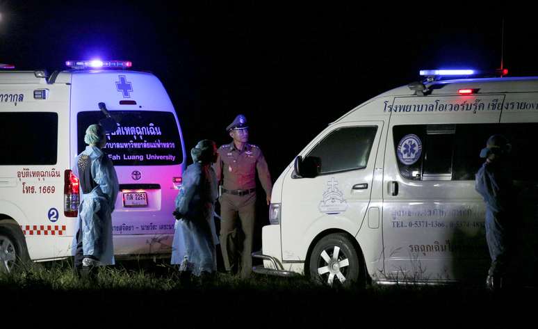 Ambulâncias aguardam para transportar meninos resgatados em caverna da Tailândia 09/07/2018 REUTERS/Athit Perawongmetha