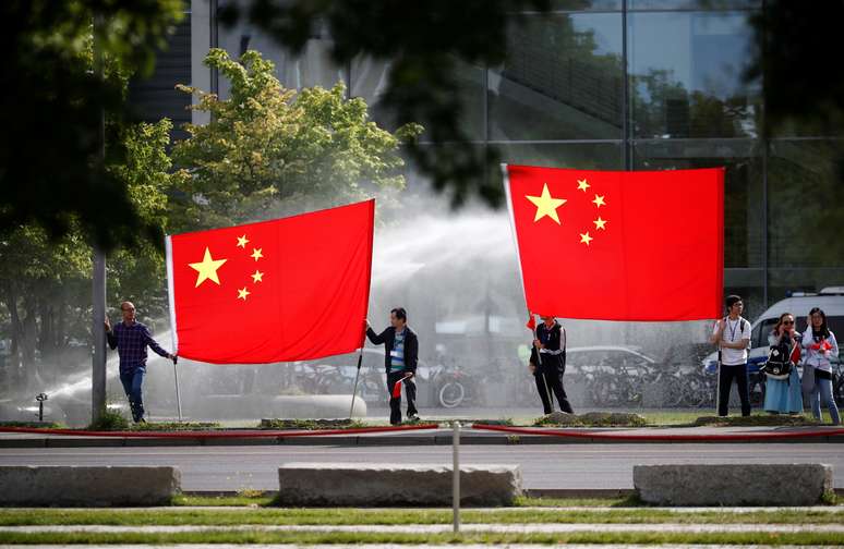  Bandeiras da China em Berlim, Alemanha, durante visita de premiê Li Keqiang  9/7/2018 REUTERS/Hannibal Hanschke 