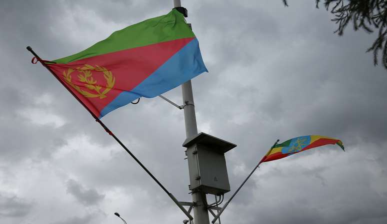 Bandeiras da Etiópia e da Eritreia em Addis Ababa 26/06/2018 REUTERS/Tiksa Negeri