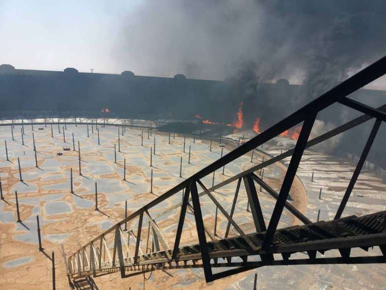 Tanque de petróleo é incendiado em disputa entre facções rivais no terminal Ras Lanuf, na Líbia 16/6/2018 Divulgação/Reuters