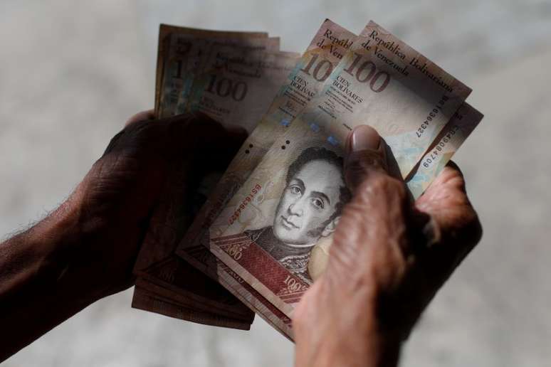 Venezuelano conta notas de bolívar no centro de Caracas 09/01/2018 REUTERS/Marco Bello