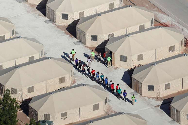 Tendas usabas para abrigar crianças imigrantes separadas dos pais perto da fronteira com o México em Tornillo, Texas 18/6/2018  REUTERS/Mike Blake 