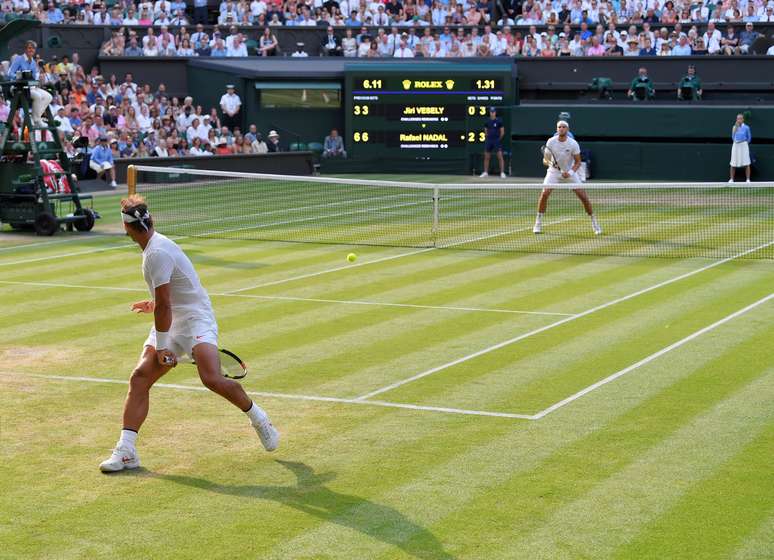 Rafael Nadal em a&ccedil;&atilde;o contra Jiri Vesely em Wimbledon REUTERS/Toby Melville