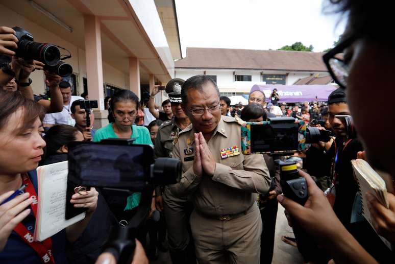 Narongsak Osottanakorn, ao centro, é o chefe de resgate dos meninos e técnico presos em caverna na Tailândia