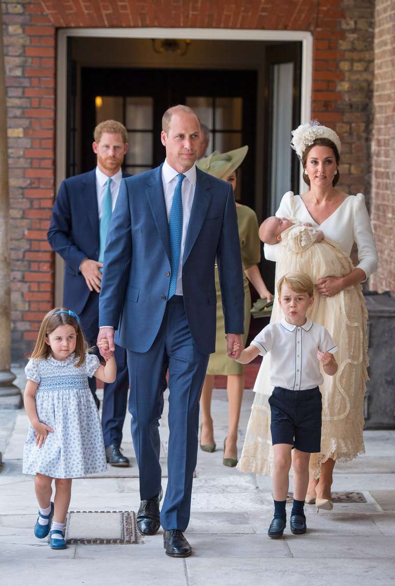 Família completa: o príncipe William e a Duquesa de Cambridge Kate Middleton são fotografados com Charlotte, George e Louis; ao fundo, príncipe Harry e Meghan Markle